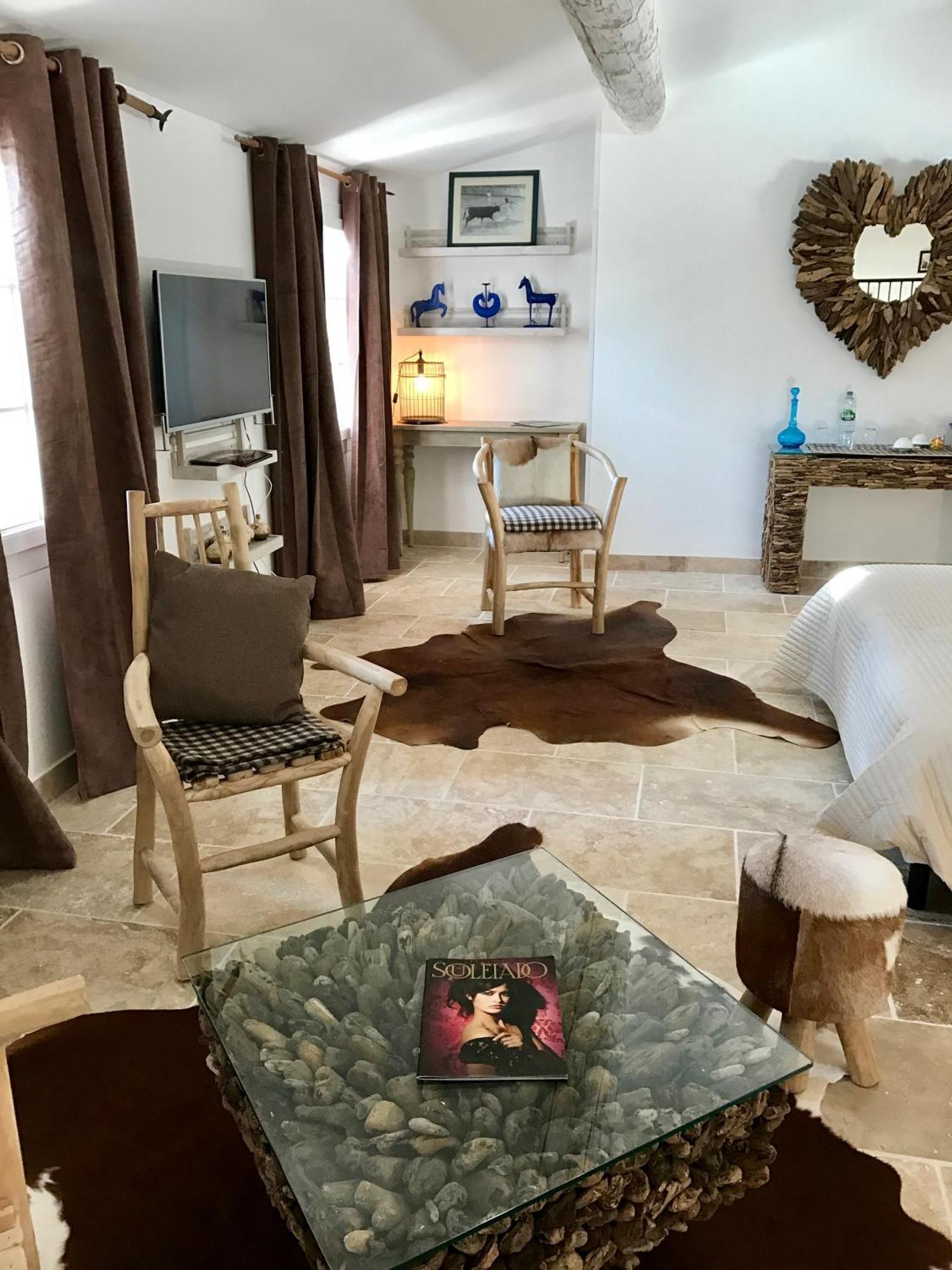 Mas Du Grand Bordes Saint Laurent d'Aigouze Bagian luar foto